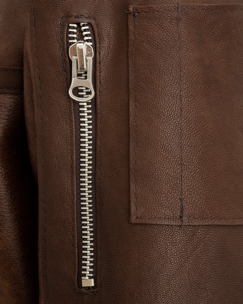 Kożuch męski z ozdobnym suwakiem i kieszenią na rękawie