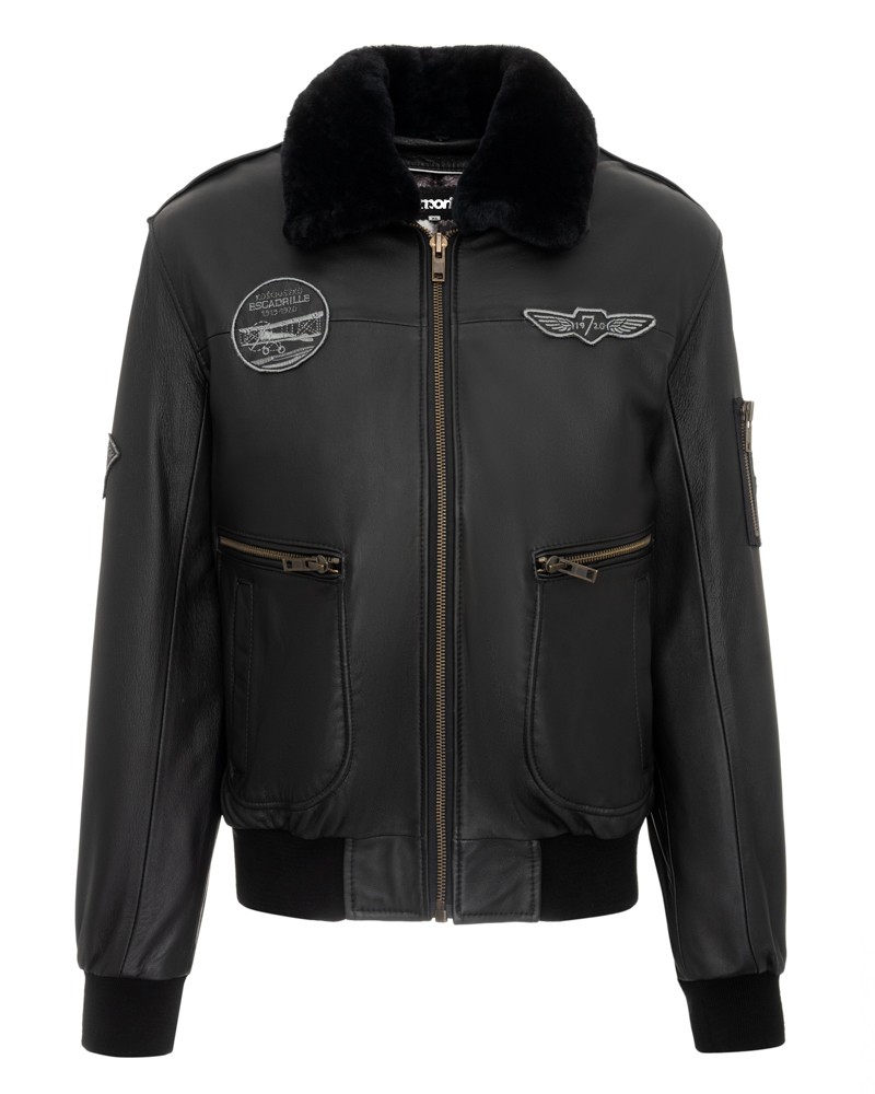 Pilotka skórzana w kolorze czarnym z futrzanym kołnierzem i naszywkami na klatce piersiowej