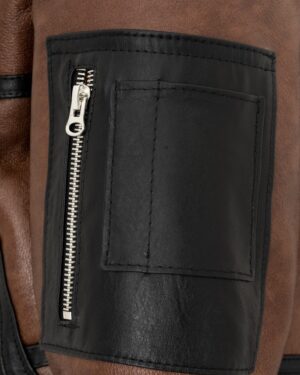 Kożuch męski z kieszenią na rękawie i brązowymi akcentami, idealna na zimowe dni