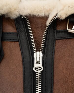 kożuch męski z brązowymi i czarnymi elementami, z metalowym zamkiem i futrzanym kołnierzem