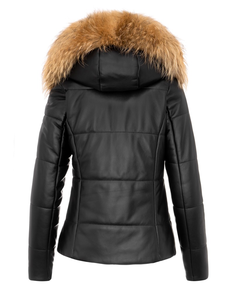 Czarna kurtka skórzana damska z kapturem i futrzanym wykończeniem, dopasowany krój z przeszyciami