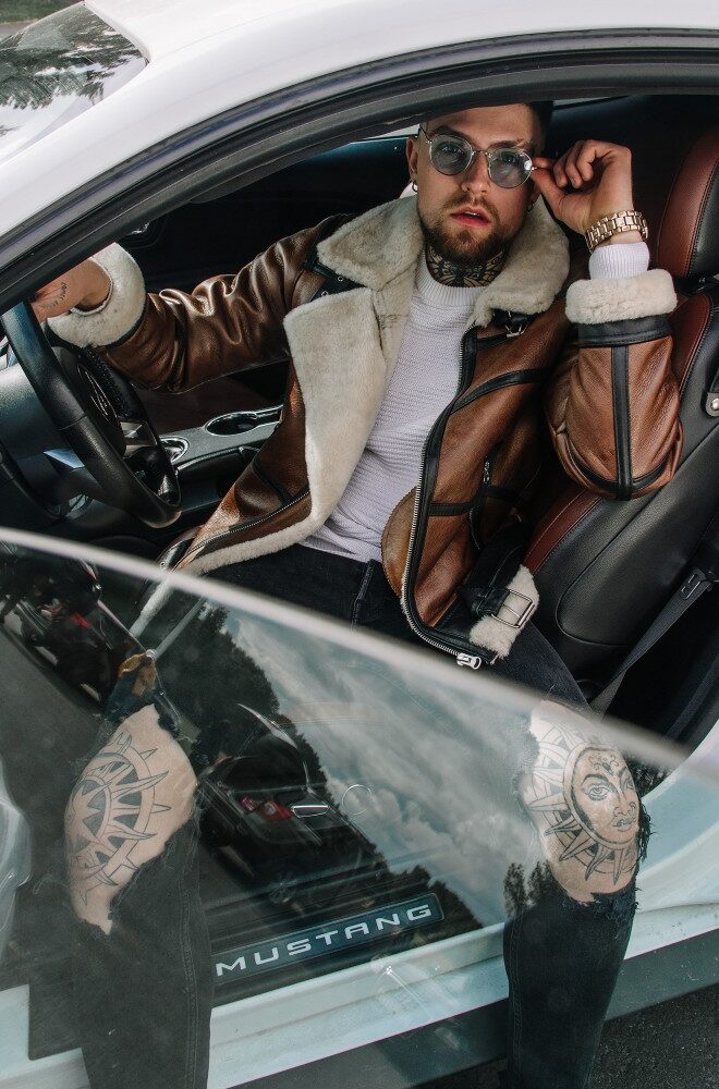 kożuch męski w brązowym kolorze z białym futrem, zapinany na zamek, z klasycznym kołnierzem i kieszeniami