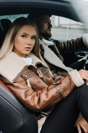 Kożuch damski w brązowym kolorze z futrzanym kołnierzem i zamkami, idealny na zimowe dni