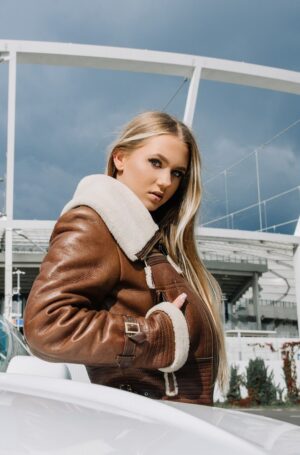 Kożuch damski z futrzanym kołnierzem i paskiem, idealna na zimowe dni