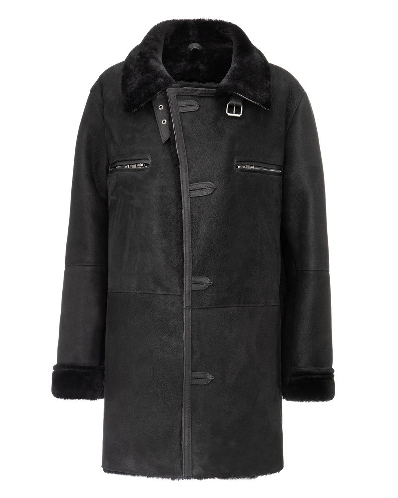 Czarny kożuch męski z szerokim kołnierzem, zapinany na klamrę i z kieszeniami na zamek