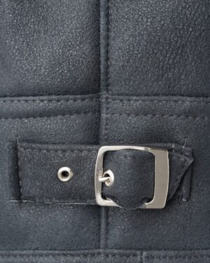 Kożuch męski w kolorze grafitowym z metalowym zapięciem i przeszyciami, idealna na zimowe dni