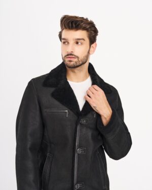 Kożuch męski w kolorze czarnym z miękkim kołnierzem, zapięciem na guziki i kieszeniami na zamek