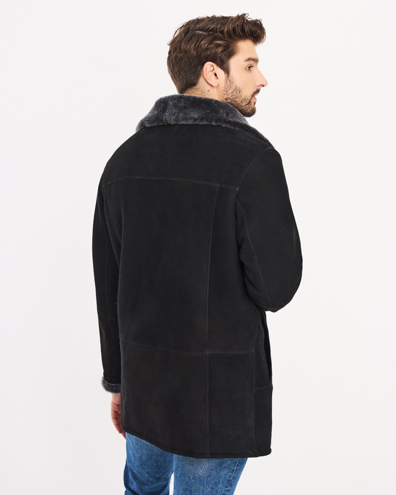 Czarny kożuch męski z miękkim kołnierzem, długim krojem i praktycznymi kieszeniami na bokach