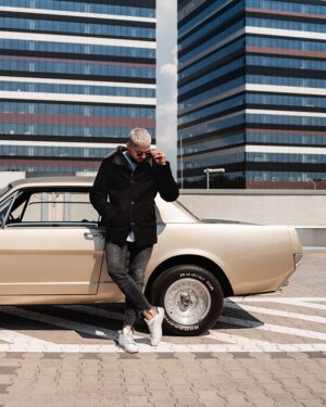 Czarny kożuch męski z guzikami, z miękkim kołnierzem, stylowy krój idealny na zimowe dni