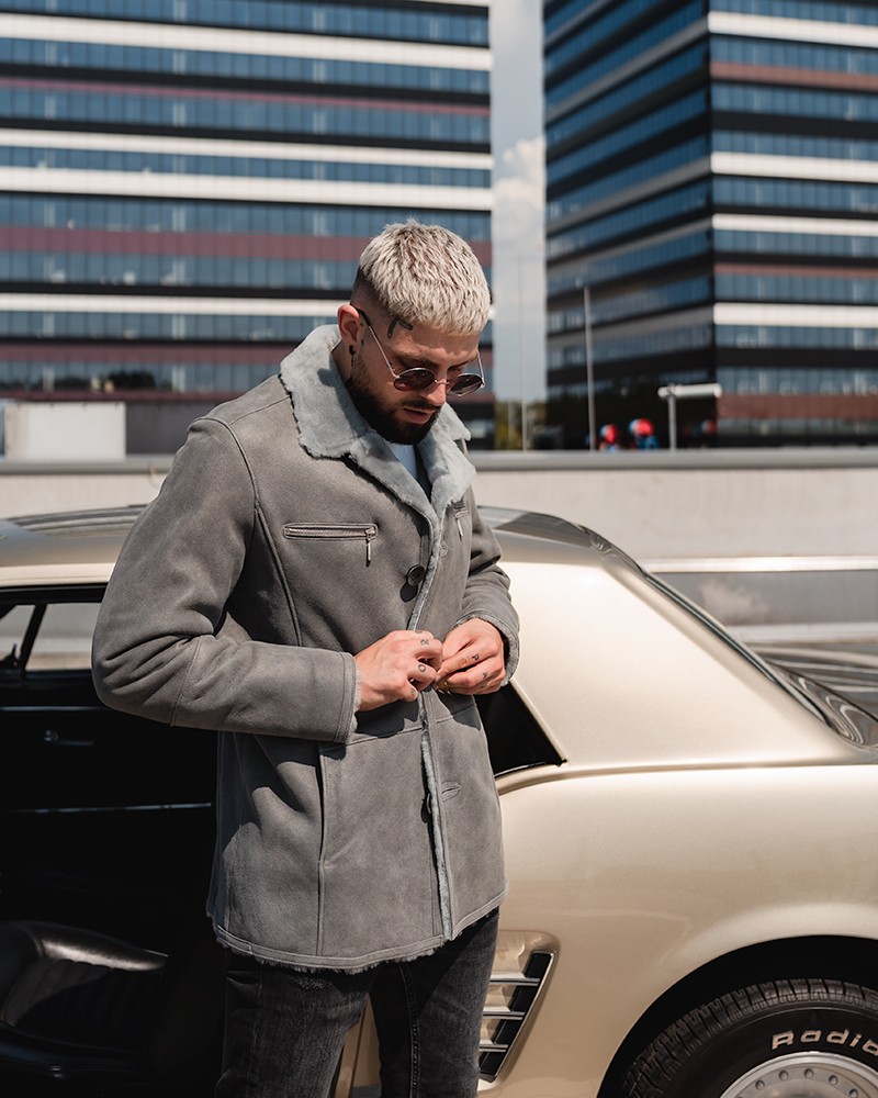 Kożuch męski w szarym kolorze z kołnierzem z futra i zamek błyskawiczny, idealny na zimowe dni