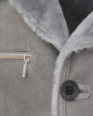 Kożuch męski w szarym kolorze z miękkim futrzanym kołnierzem i metalowym zamkiem błyskawicznym