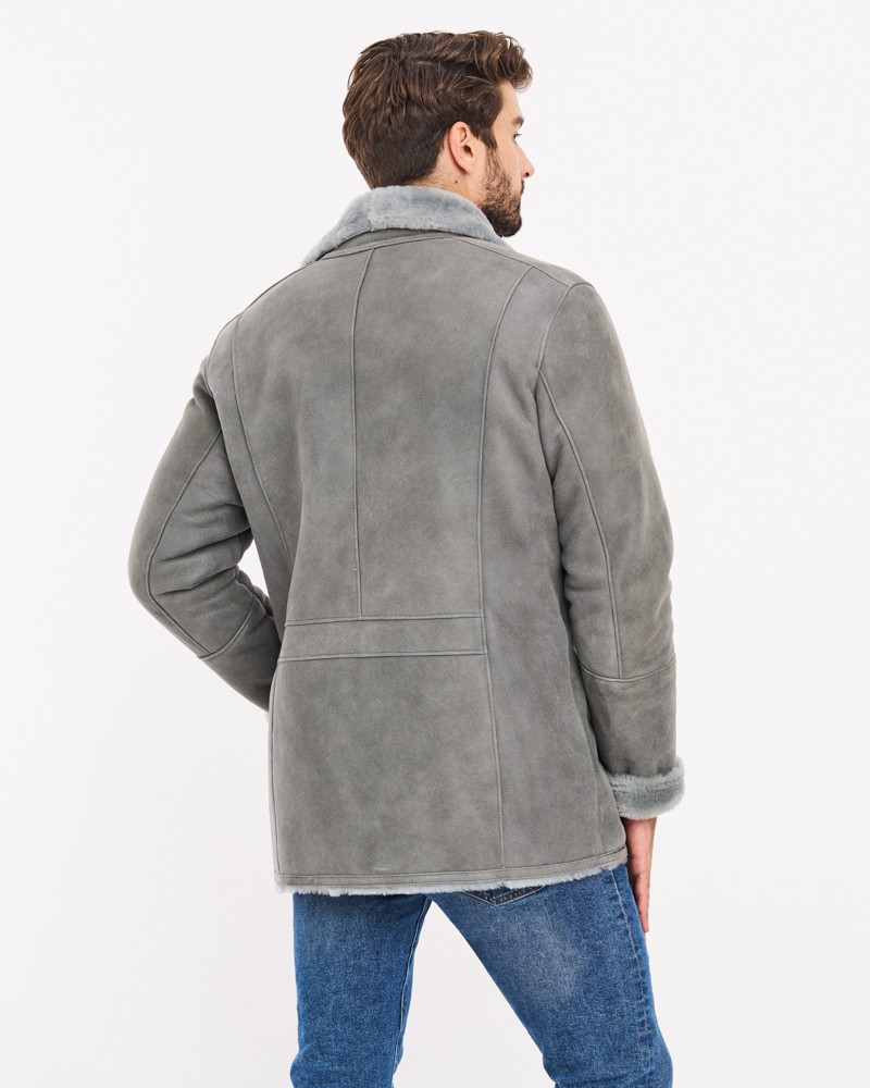 Kożuch męski w szarym kolorze z miękkim kołnierzem i wygodnym krojem na chłodne dni