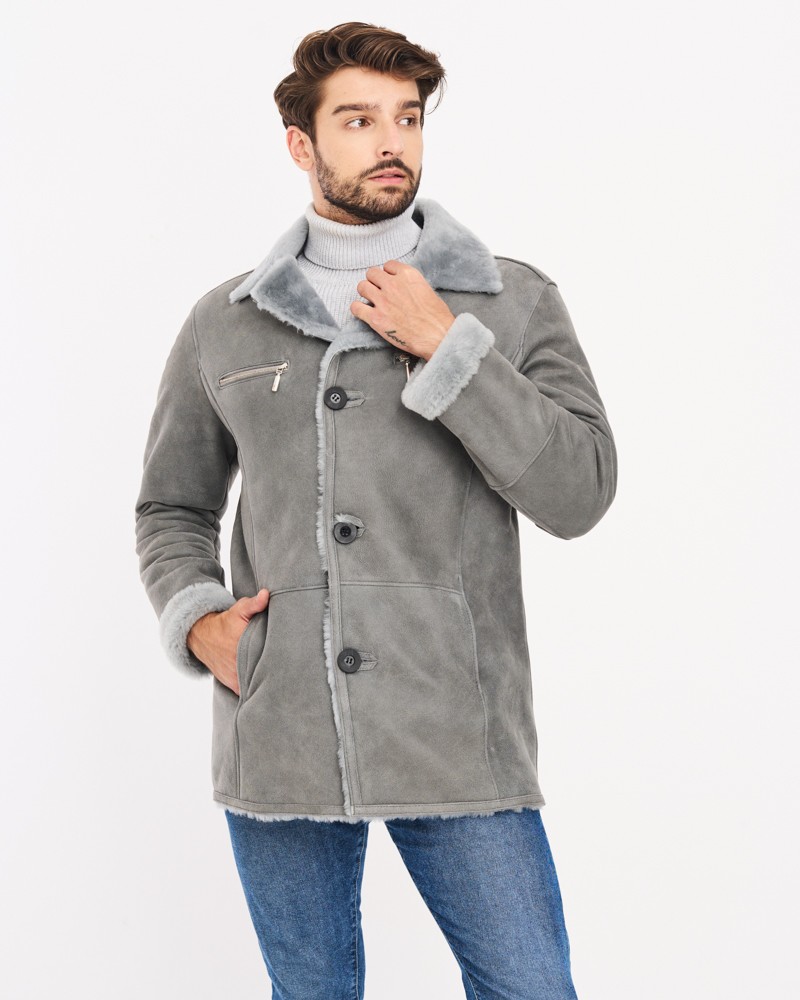 Kożuch męski w szarym kolorze z kołnierzem, guzikiem i kieszenią na zamek, idealny na zimowe dni