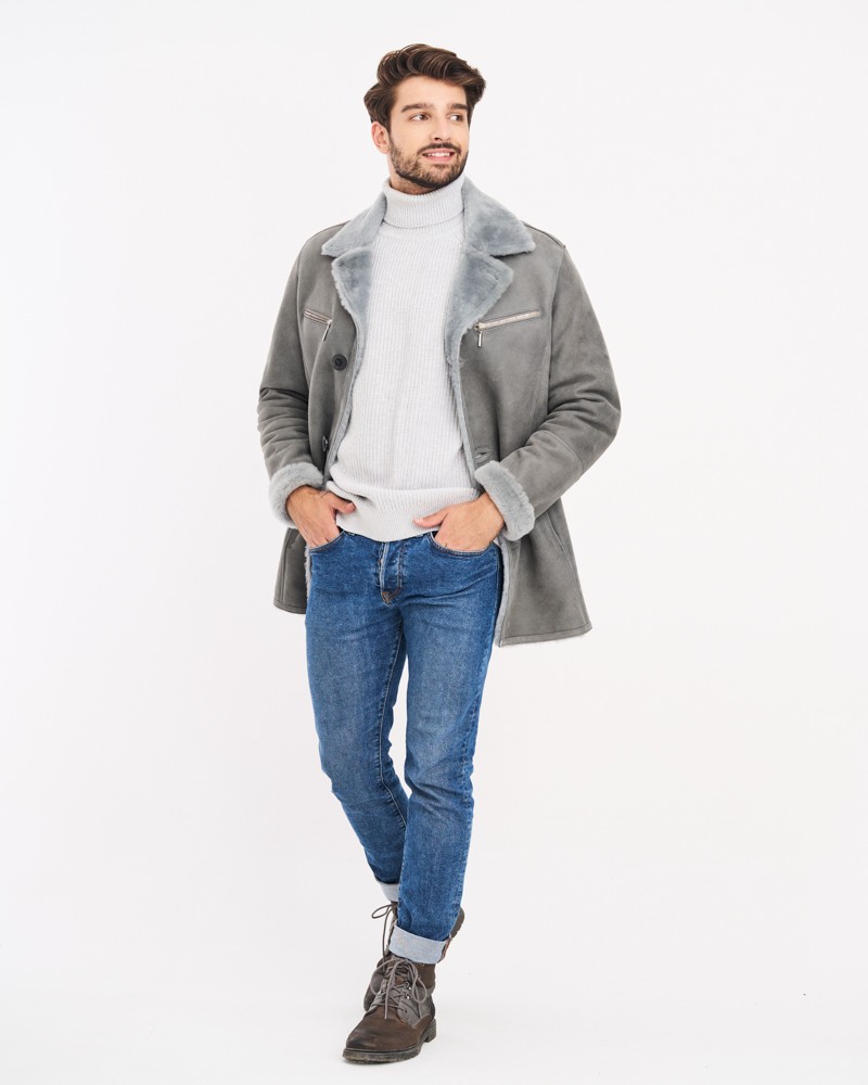 Kożuch męski w szarym kolorze z kołnierzem z futra, zapinany na guziki, idealny na zimowe dni