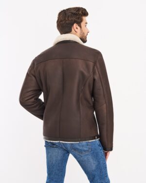 Kożuch męski w kolorze brązowym z futrzanym kołnierzem i dopasowanym krojem