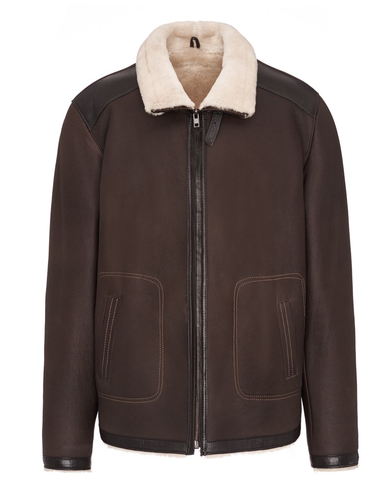 Kożuch męski w ciemnym brązie z miękkim futrem i skórzanymi detalami, z dwoma kieszeniami i zapięciem na zamek