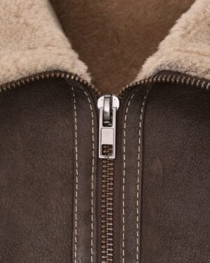 Ciepły kożuch męski w brązowym kolorze z miękkim kołnierzem i metalowym zamkiem błyskawicznym