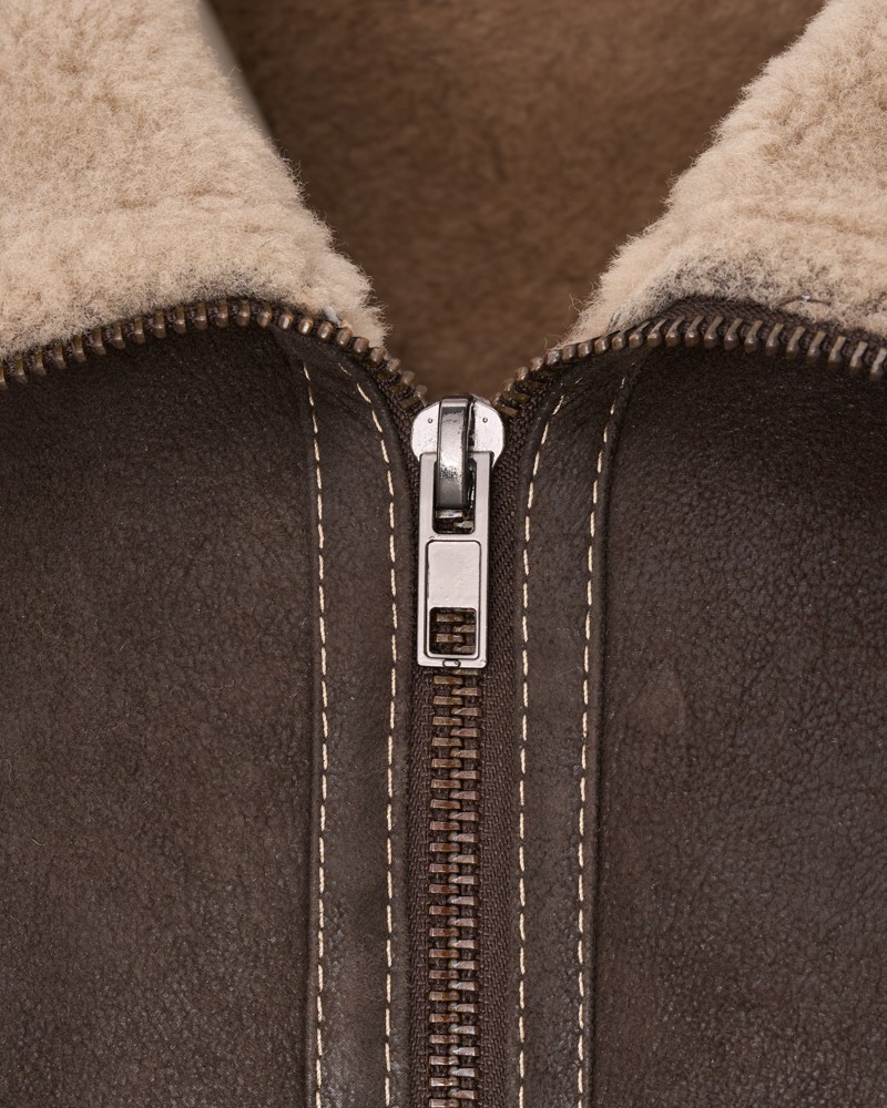 Ciepły kożuch męski w brązowym kolorze z miękkim kołnierzem i metalowym zamkiem błyskawicznym