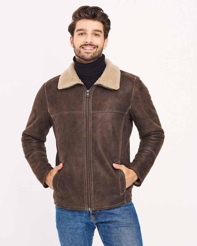 Kożuch męski w kolorze brązowym z kołnierzem z futra i kieszeniami po bokach