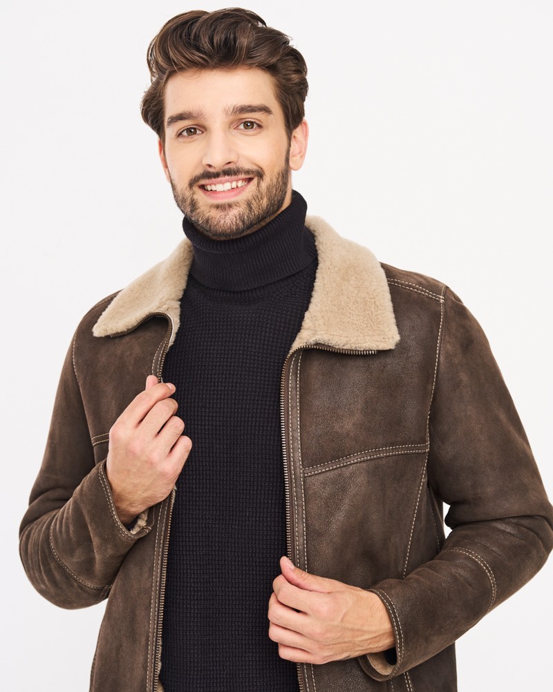 Męski kożuch w brązowym kolorze z wełnianym kołnierzem i zamkiem błyskawicznym