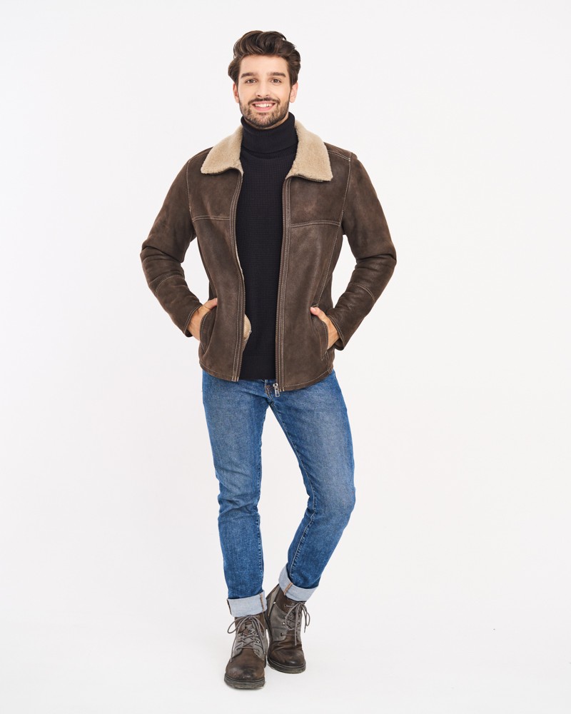 Męski kożuch w kolorze brązowym z miękkim kołnierzem i kieszeniami na bokach