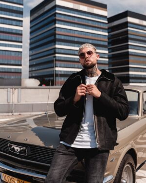 Czarny kożuch męski z zamkiem, klasyczny krój, z miękkim kołnierzem i eleganckim wykończeniem