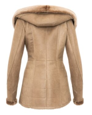 Kożuch damski w jasnym odcieniu z kapturem i futrzanym wykończeniem, dopasowany krój z delikatnymi przeszyciami