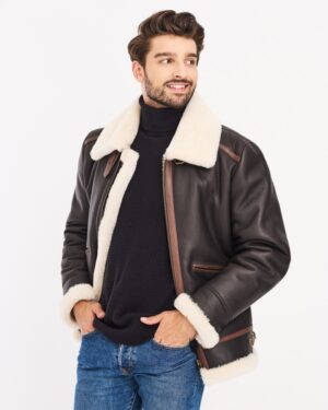 Męski kożuch w kolorze brązowym z białym futrzanym kołnierzem i dodatkowymi zamkami bocznymi