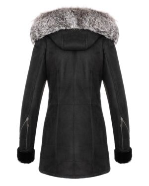 Czarny kożuch damski z kapturem, ozdobnym futrem, długimi rękawami i bocznymi zamkami błyskawicznymi