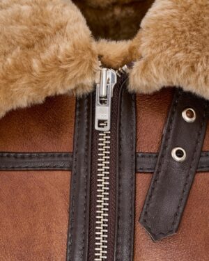 Kożuch męski w brązowym kolorze z futrzanym kołnierzem i metalowym zamkiem błyskawicznym