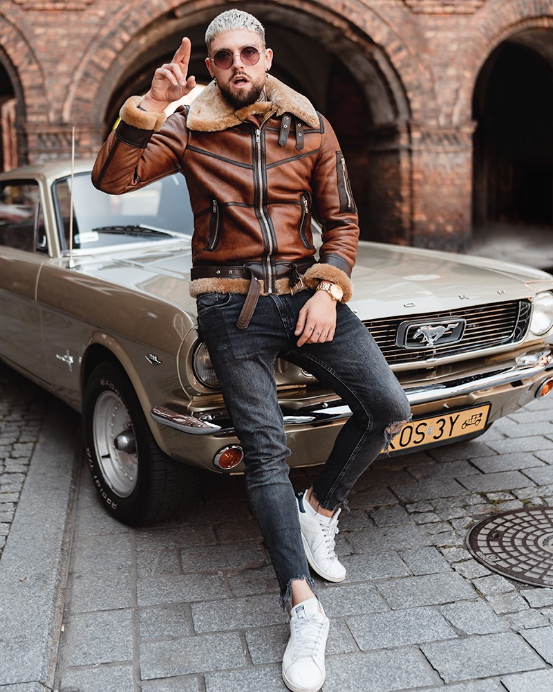 Kożuch męski w brązowym kolorze z futrzanym kołnierzem i kieszeniami, idealna na zimowe dni