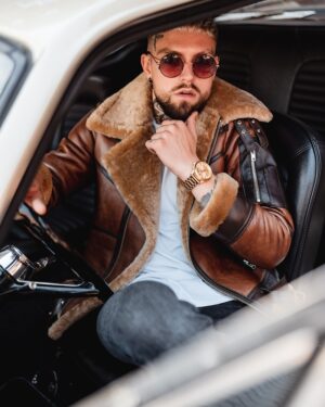 kożuch męski brązowy z futrzanym kołnierzem, zamek błyskawiczny i kieszenie na ramionach