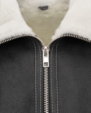 Czarny kożuch męski z miękkim, białym futrem i zamkiem błyskawicznym na przodzie