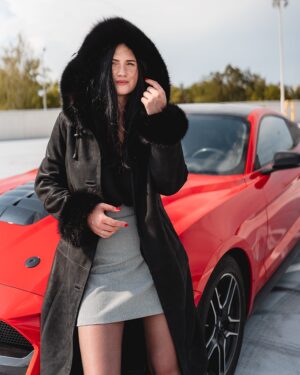 Kożuch damski z kapturem, czarny, z futrzanym wykończeniem, idealny na zimowe dni