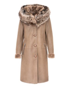 Kożuch damski w kolorze beżowym z futrzanym kołnierzem, długim krojem i ozdobnymi guzikami