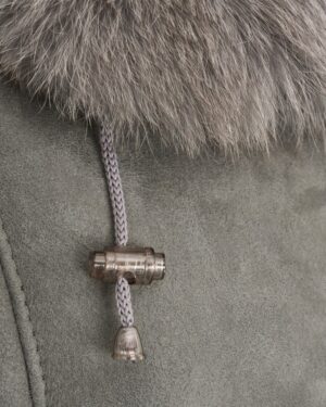 Kożuch damski w kolorze szarym z futrzanym kołnierzem i ozdobnym sznurkiem przy kapturze