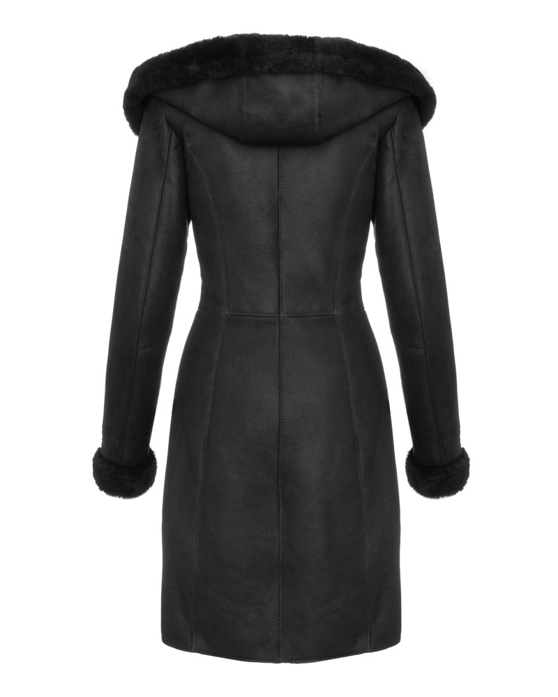 Czarny kożuch damski z kapturem i futrzanym wykończeniem, dopasowany krój podkreślający sylwetkę