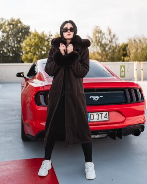 Kożuch damski w ciemnym odcieniu z futrzanym kołnierzem, zapinany na zamek, idealny na zimowe dni