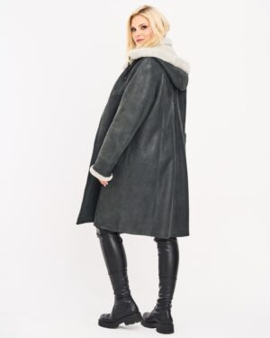 Kożuch damski w ciemnoszarym kolorze z kapturem i miękkim wykończeniem przy rękawach