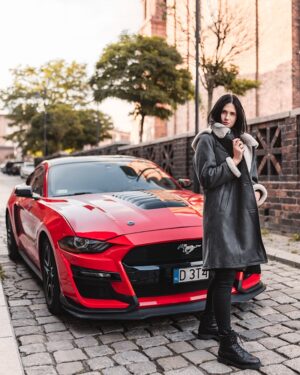 Kożuch damski w szarym kolorze z futrzanym kołnierzem, długim krojem i kieszeniami na bokach