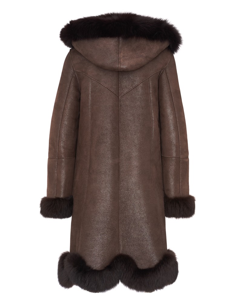 Kożuch damski w brązowym kolorze z kapturem i futrzanym wykończeniem na rękawach i dolnej krawędzi