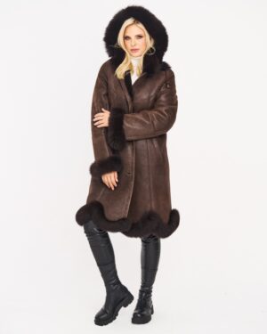 Kożuch damski w kolorze brązowym z kapturem i futrzanym wykończeniem na rękawach oraz dolnej części