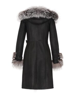 Czarny kożuch damski z kapturem, futrzanymi mankietami i eleganckim paskiem w talii