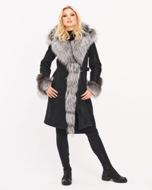 Czarny kożuch damski z szarym futrem, długim krojem, szerokim kołnierzem i paskiem w talii