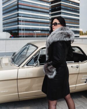 Kożuch damski z szarym futrzanym kołnierzem i mankietami, w kolorze czarnym, o dopasowanym kroju