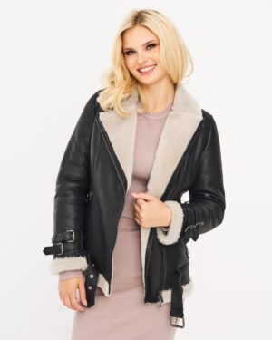 Kożuch damski w kolorze czarnym z futrzanym kołnierzem i regulowanymi mankietami