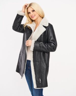 Czarny kożuch damski z futrzanym kołnierzem, zapinany na suwak z bocznymi kieszeniami