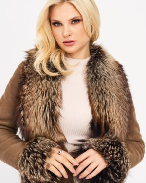 Kożuch damski w kolorze brązowym z futrzanym kołnierzem i mankietami, elegancki fason idealny na zimę