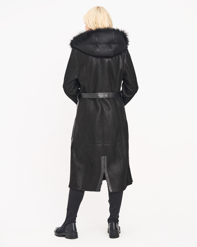 Czarny kożuch damski z kapturem, paskiem w talii i eleganckim wykończeniem na plecach