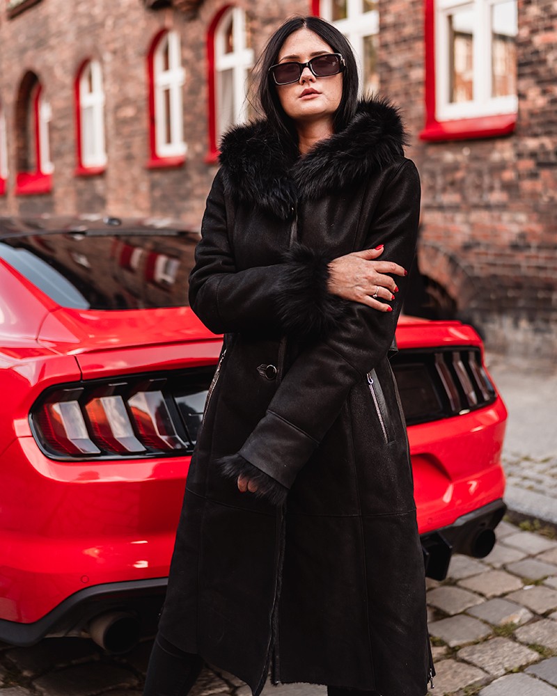 Kożuch damski czarny z futrzanym kołnierzem, długim krojem i zapięciem na guziki